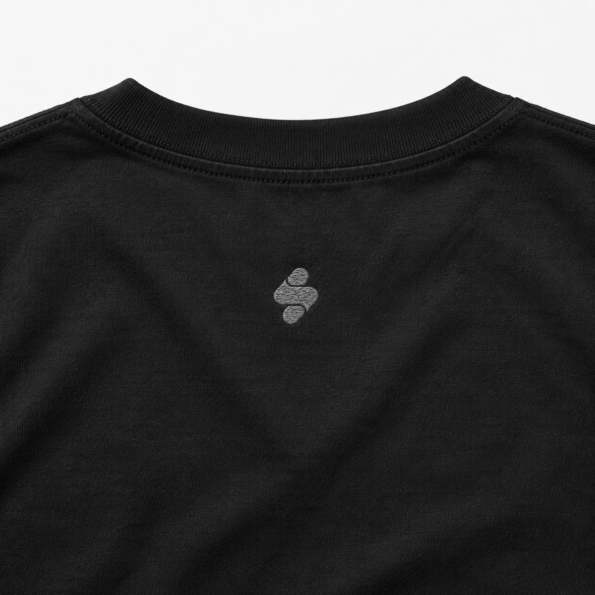 Kiraki Performance 01 back collar with small tonal logo close-up